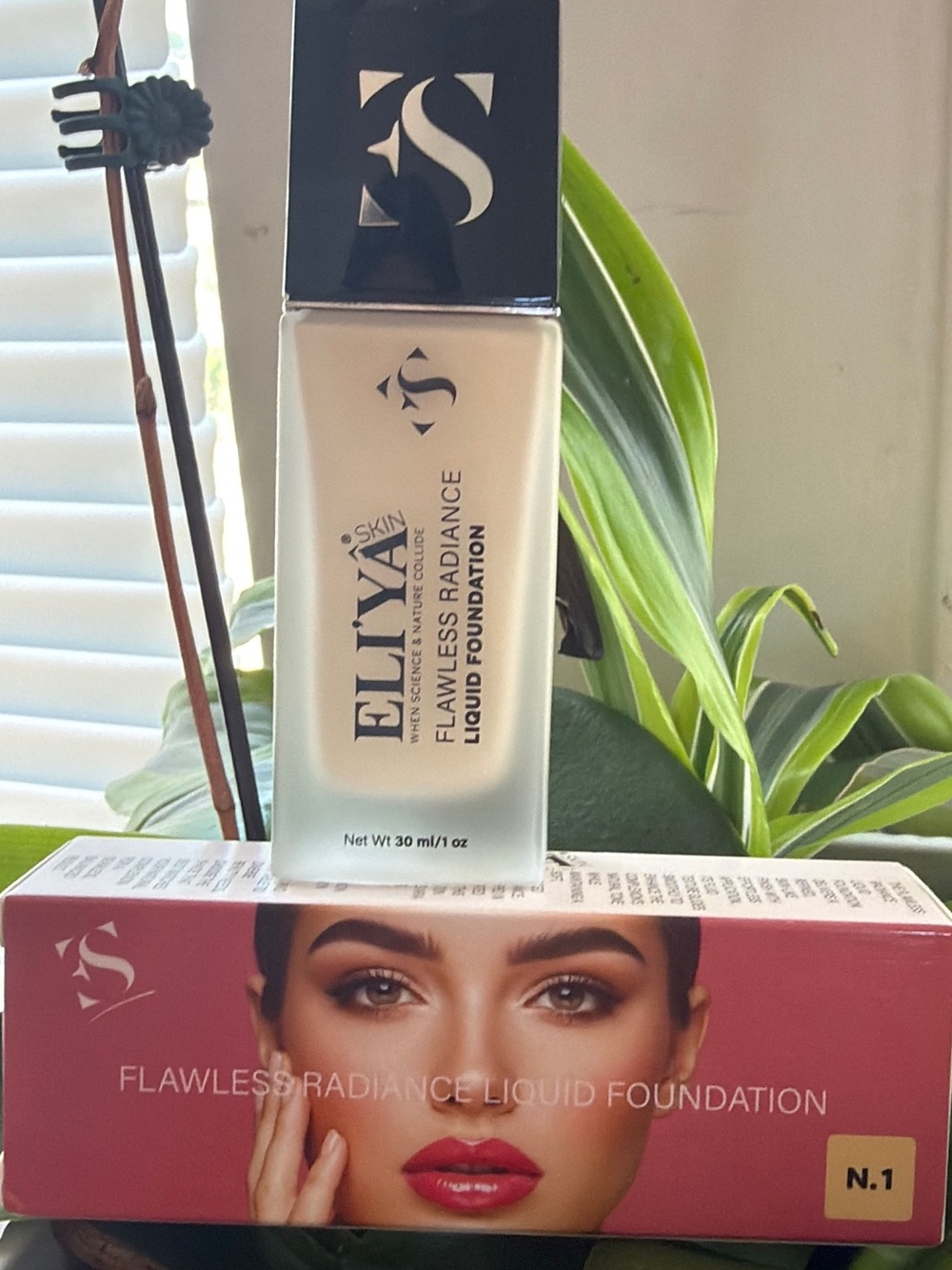 ELYYA,  Skin Flawless Radiance Liquid Foundation - N.1 Light Beige